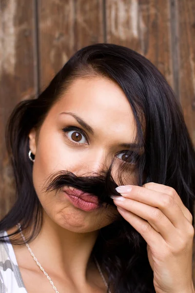 Ένα αστείο κορίτσι μελαχρινή με μουστάκι — Φωτογραφία Αρχείου