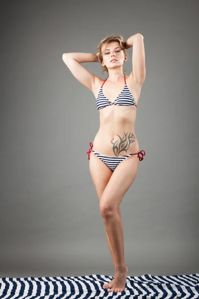 Donna in bikini — Foto Stock