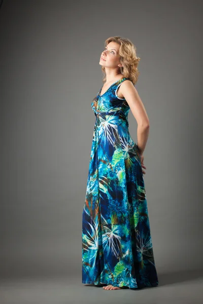 Foto van mooie vrouw in lange jurk — Stockfoto
