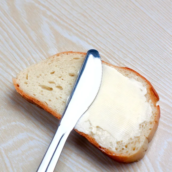 Manteiga em uma fatia de pão — Fotografia de Stock