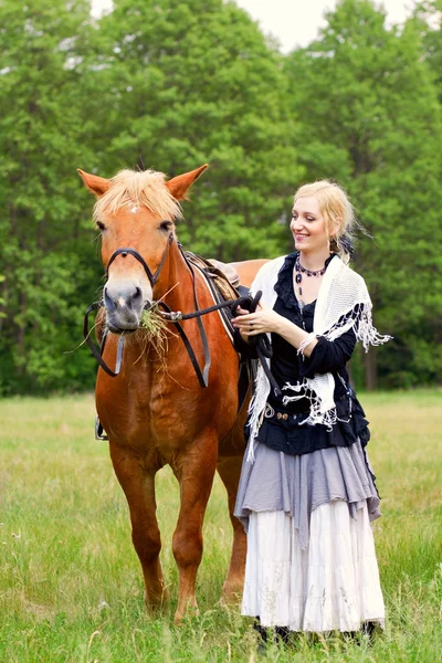 Frau mit Pferd — Stockfoto