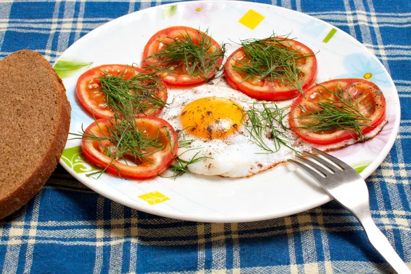 Piatto con uovo fritto e pomodori — Foto Stock