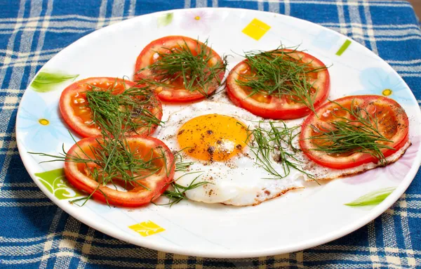 Tallrik med stekt ägg och tomater — Stockfoto