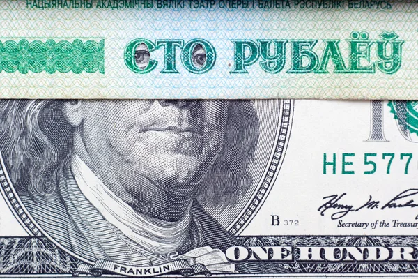 Lincoln titta igenom hundra vitryska rubel — Stockfoto