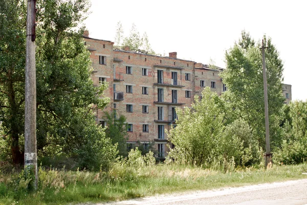 Immeuble d'appartements abandonné — Photo