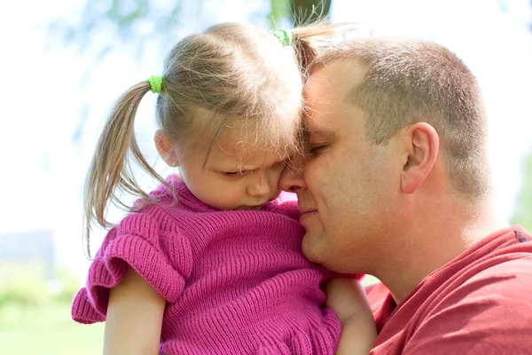 Mädchen umarmt ihren Vater — Stockfoto