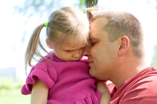 Ragazza che abbraccia suo padre — Foto Stock