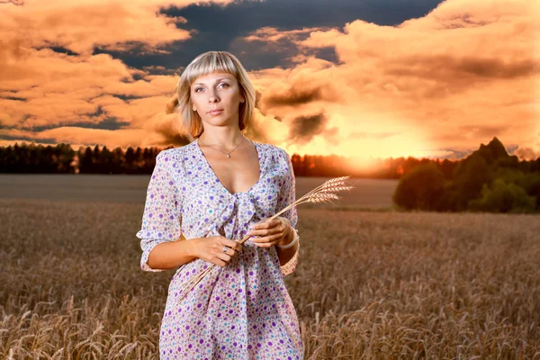 Krásná žena chůze na pšeničné pole — Stock fotografie