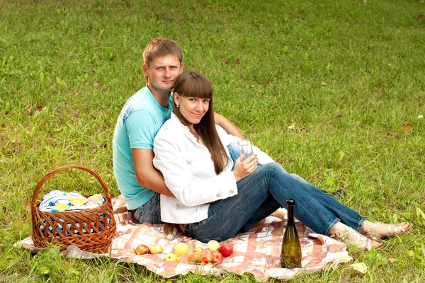 Fiatal pár a szerelem romantikus piknik — Stock Fotó