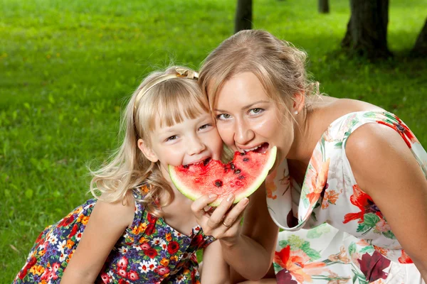Moeder en dochter eten watermeloen — Stockfoto