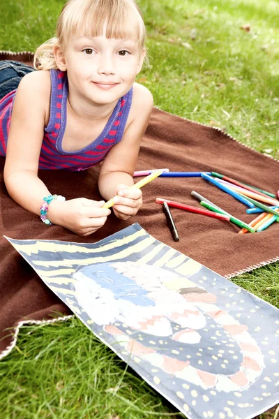 Lille pige tegner billede - Stock-foto