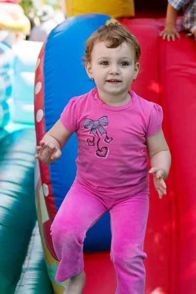 En liten flicka som hoppar på en studsmatta — Stockfoto