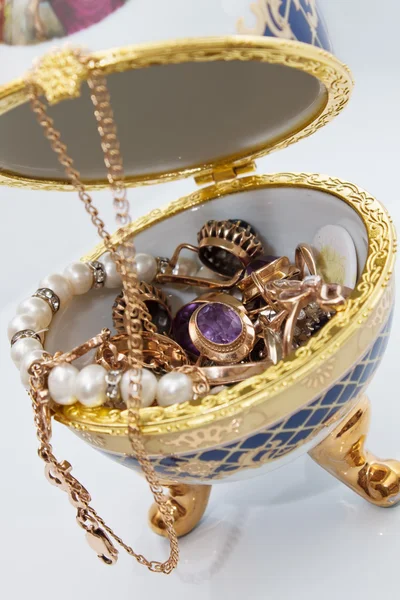 Ovo de jóias com ornamentos de ouro — Fotografia de Stock