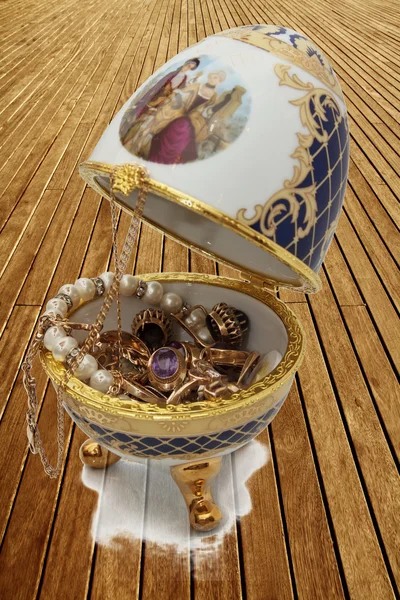 Smycken ägg med guld ornament — Stockfoto