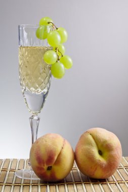 şeftali ve üzüm şarap