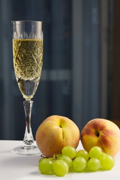 พีชและองุ่นกับแก้วไวน์ — ภาพถ่ายสต็อก