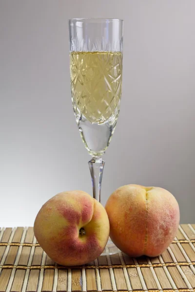 桃子和葡萄与一杯红酒 — 图库照片