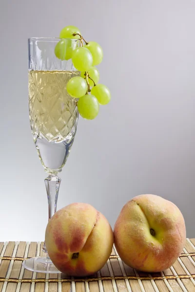 桃子和葡萄与一杯红酒 — 图库照片
