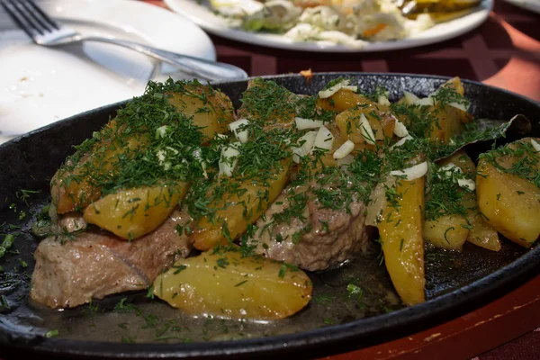 Porc rôti aux pommes de terre — Photo