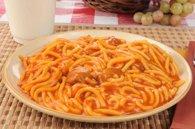 Çocuk spagetti ve köfte