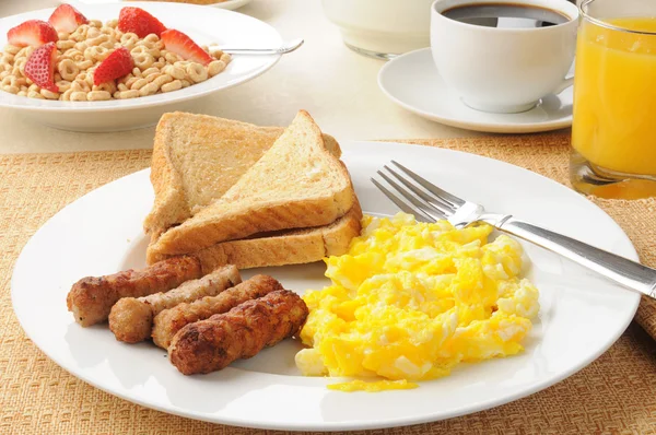 ボリュームたっぷりのソーセージと卵の朝食 — ストック写真
