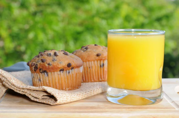 Sumo de laranja e muffins no pátio — Fotografia de Stock