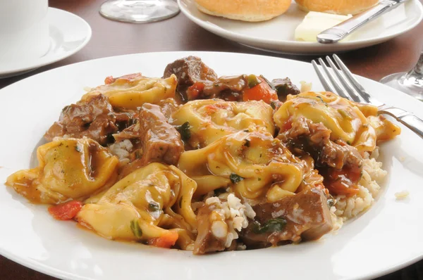 Bräserad nötkött och portabello svamp tortellini — Stockfoto