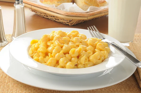 Macaroni and cheese with biscuits — Stock Photo, Image