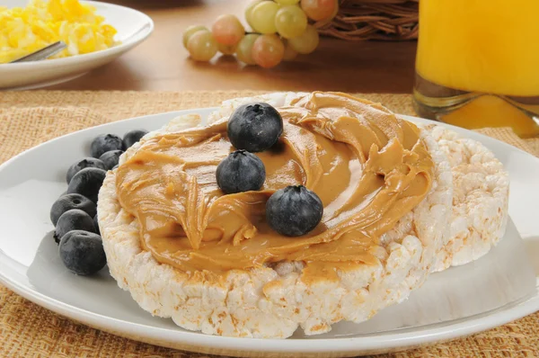 Peanut butter and blueberries on rice cakes — Stock Photo, Image