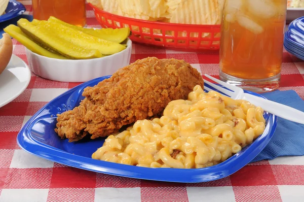 Friec chicken with macaroni and cheese — Stock Photo, Image
