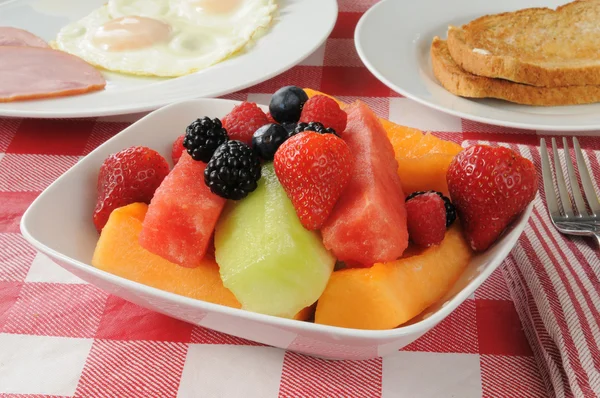 Desayuno con ensalada de frutas —  Fotos de Stock