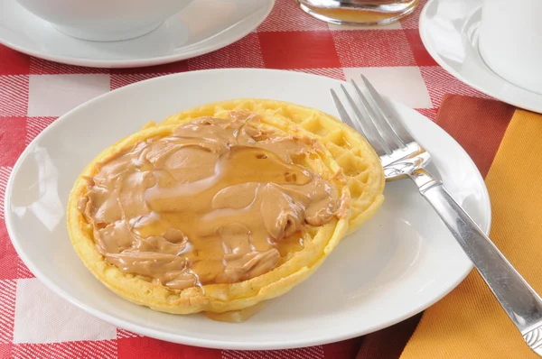 Waffle dengan selai kacang dan madu — Stok Foto