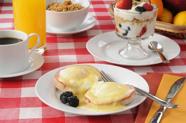 Eggs Benedict with Fruit Cocktail — Stock Photo, Image