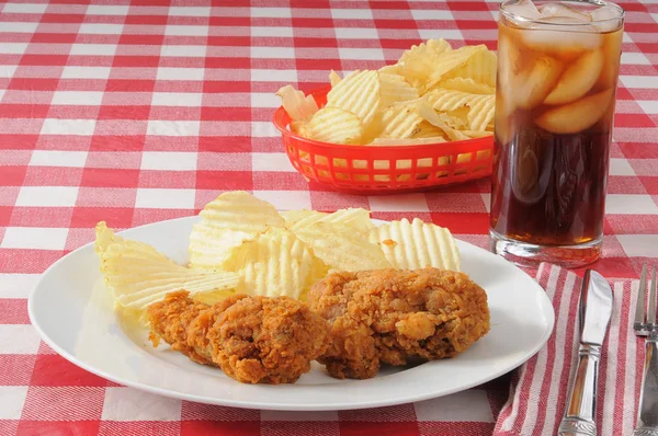 Pollo fritto su un tavolo da picnic con copyspace — Foto Stock
