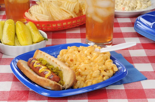 Grilled hot dog with macaroni and cheese — Stock Photo, Image