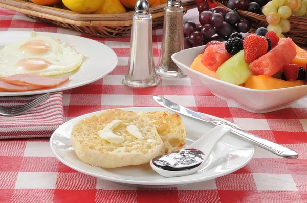 Muffin Inglês com presunto e ovo café da manhã — Fotografia de Stock