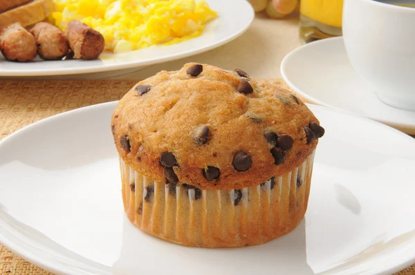 Muffin con gocce di cioccolato e colazione — Foto Stock