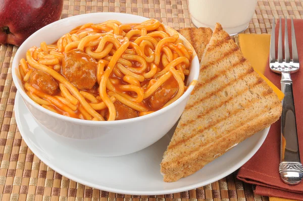 Obiad spaghetti z kanapkę z serem — Zdjęcie stockowe