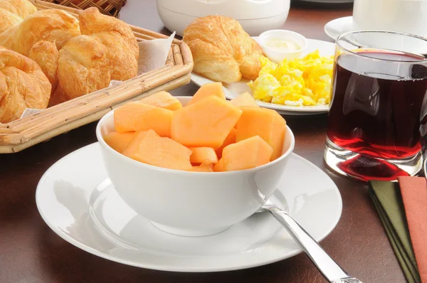 Континентальный завтрак с канталупой — стоковое фото