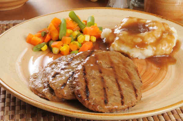 Salisbury-Steak mit Kartoffeln und Soße — Stockfoto