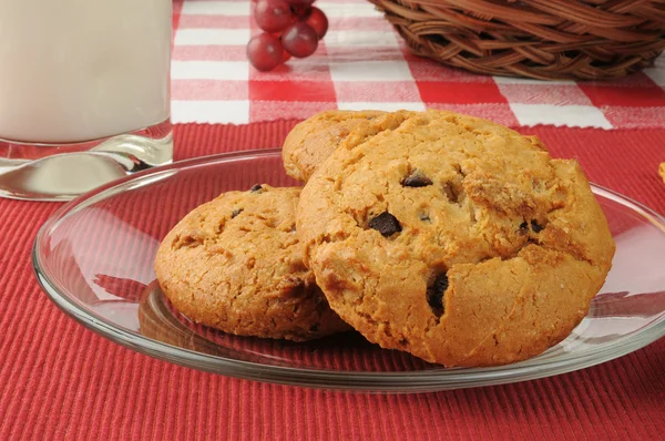Chocolate chip cookies and milk — Stock Photo, Image