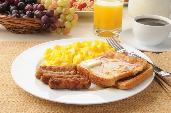 Ligação salsicha e torrada francesa café da manhã — Fotografia de Stock