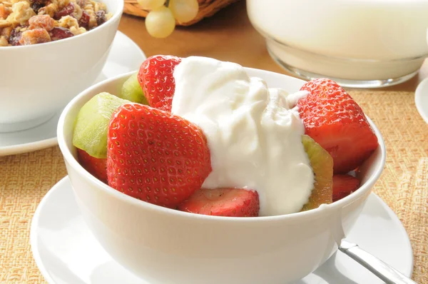 Desayuno con ensalada de frutas —  Fotos de Stock