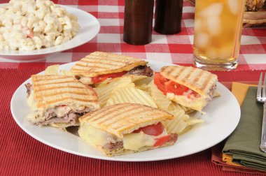 kızartma beef panini ile buzlu çay