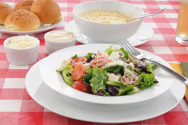 Salat mit Suppe — Stockfoto