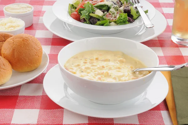 Суп и салат — стоковое фото
