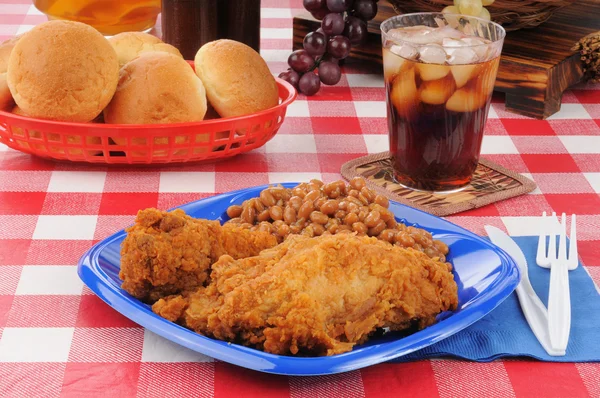 Kip en gebakken bonen picknick lunch — Stockfoto
