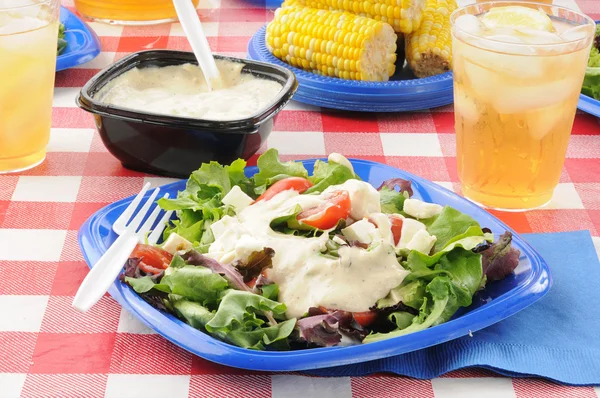 Ensalada verde fresca en una mesa de picnic —  Fotos de Stock
