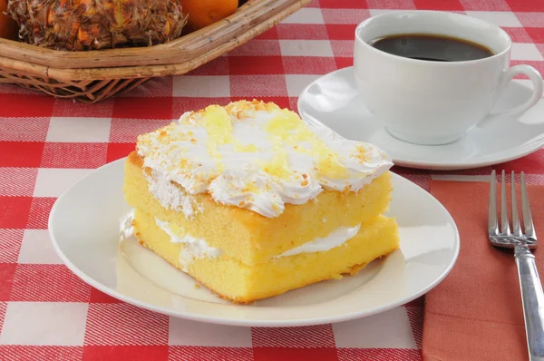 レモン ピクニック テーブルの上のコーヒーとケーキ — ストック写真