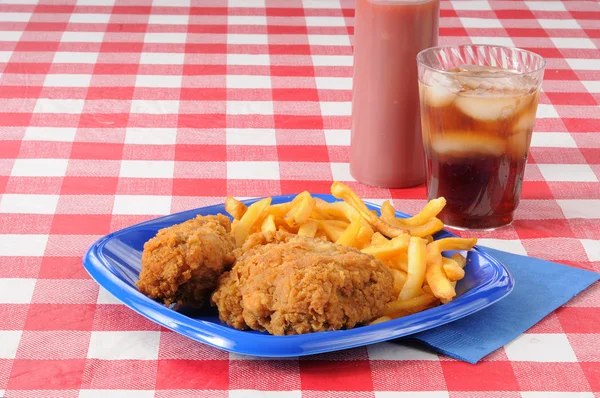 Fried chicken on a picnic table with copyspace — Stock Photo, Image